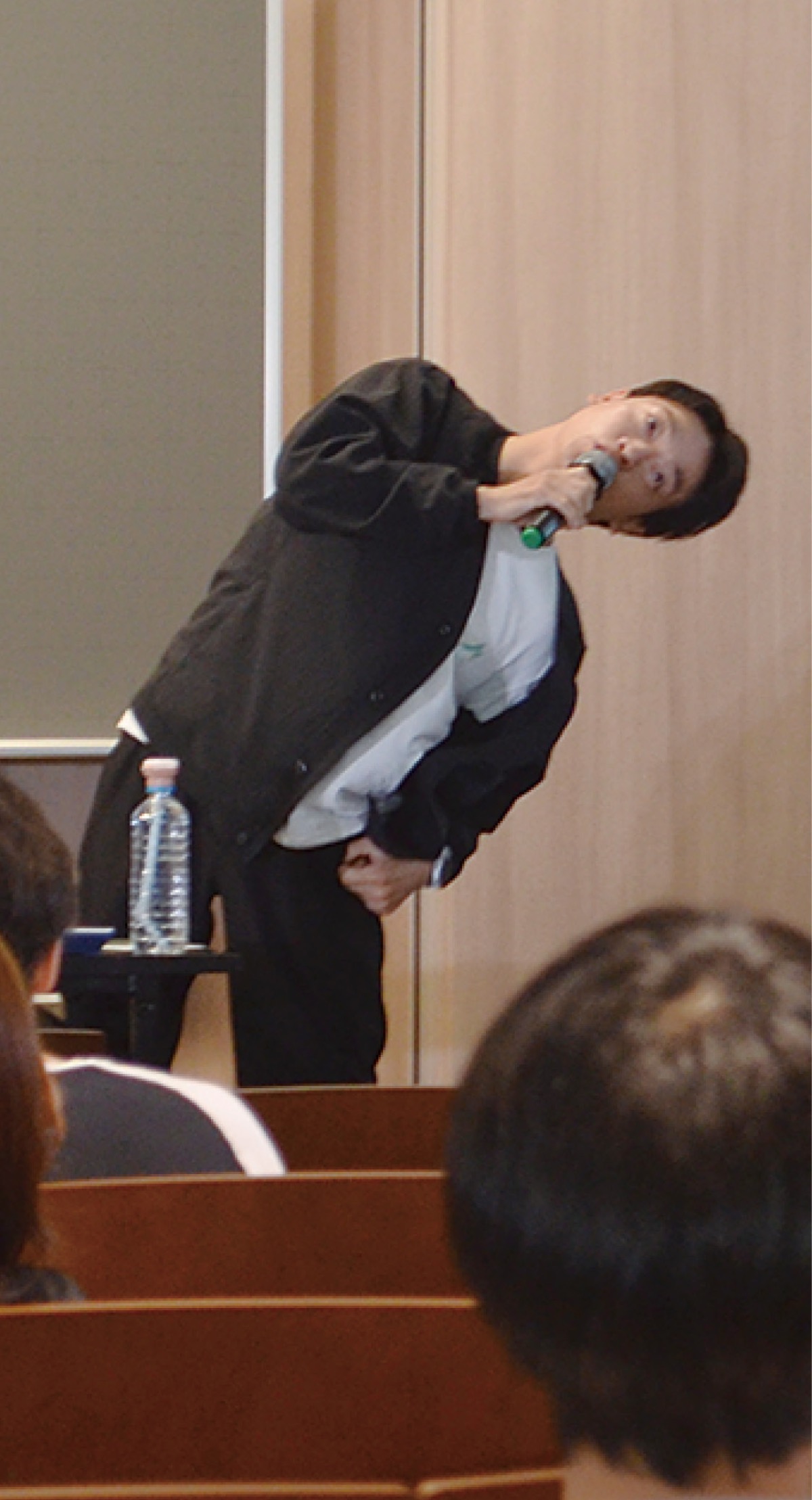 ギャグを披露するおばたのお兄さん