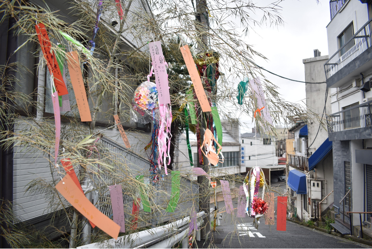 七島西町自治会館前の笹飾り