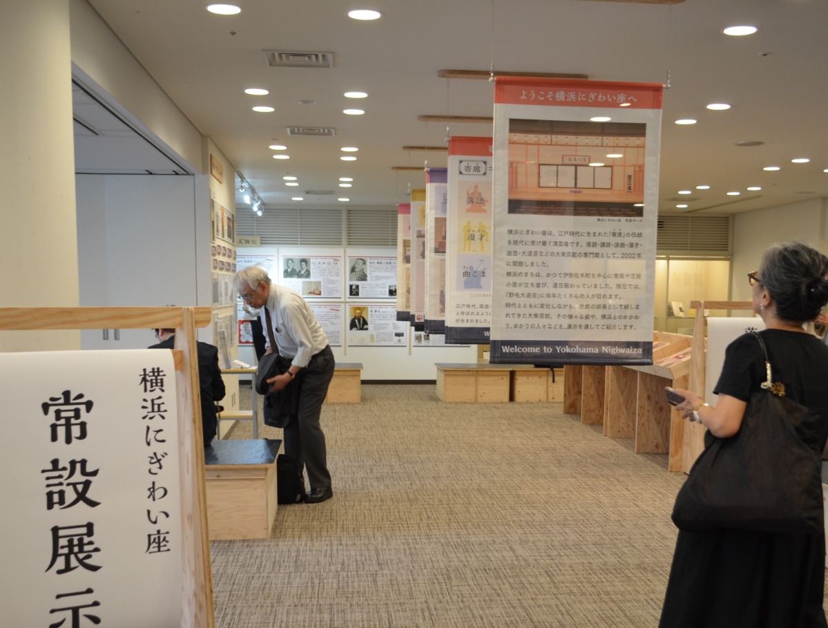 展示を見ながらくつろげる空間に