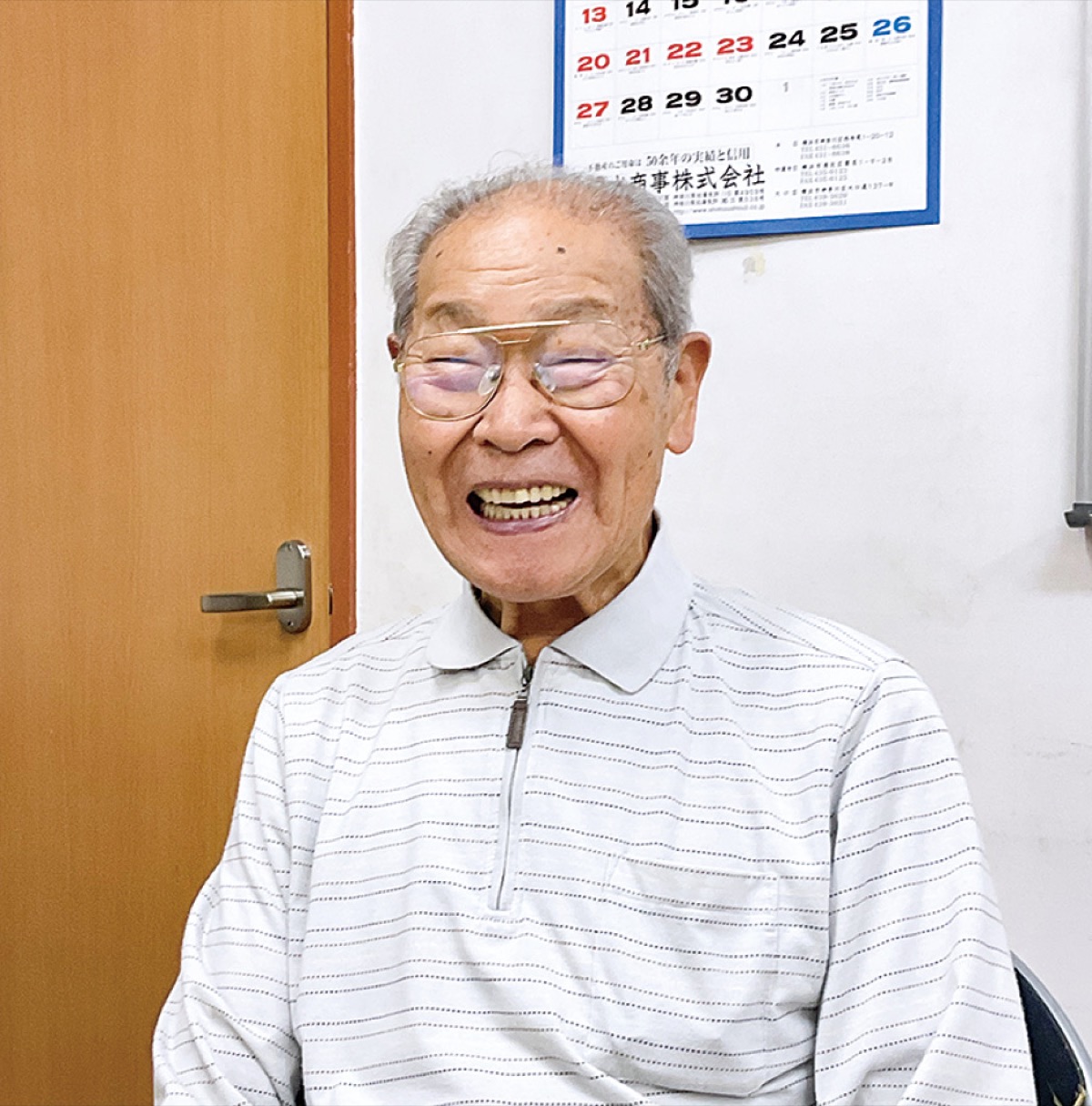 笑顔でインタビューに答える阿藤さん