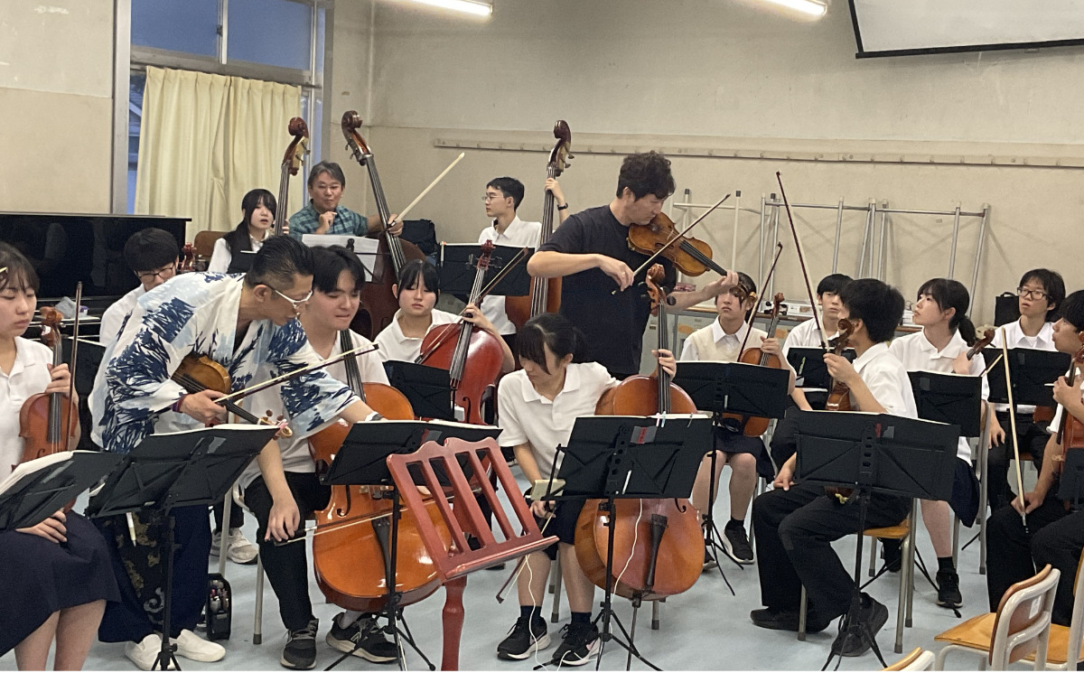 それぞれのパートへ指導をする演奏者たち