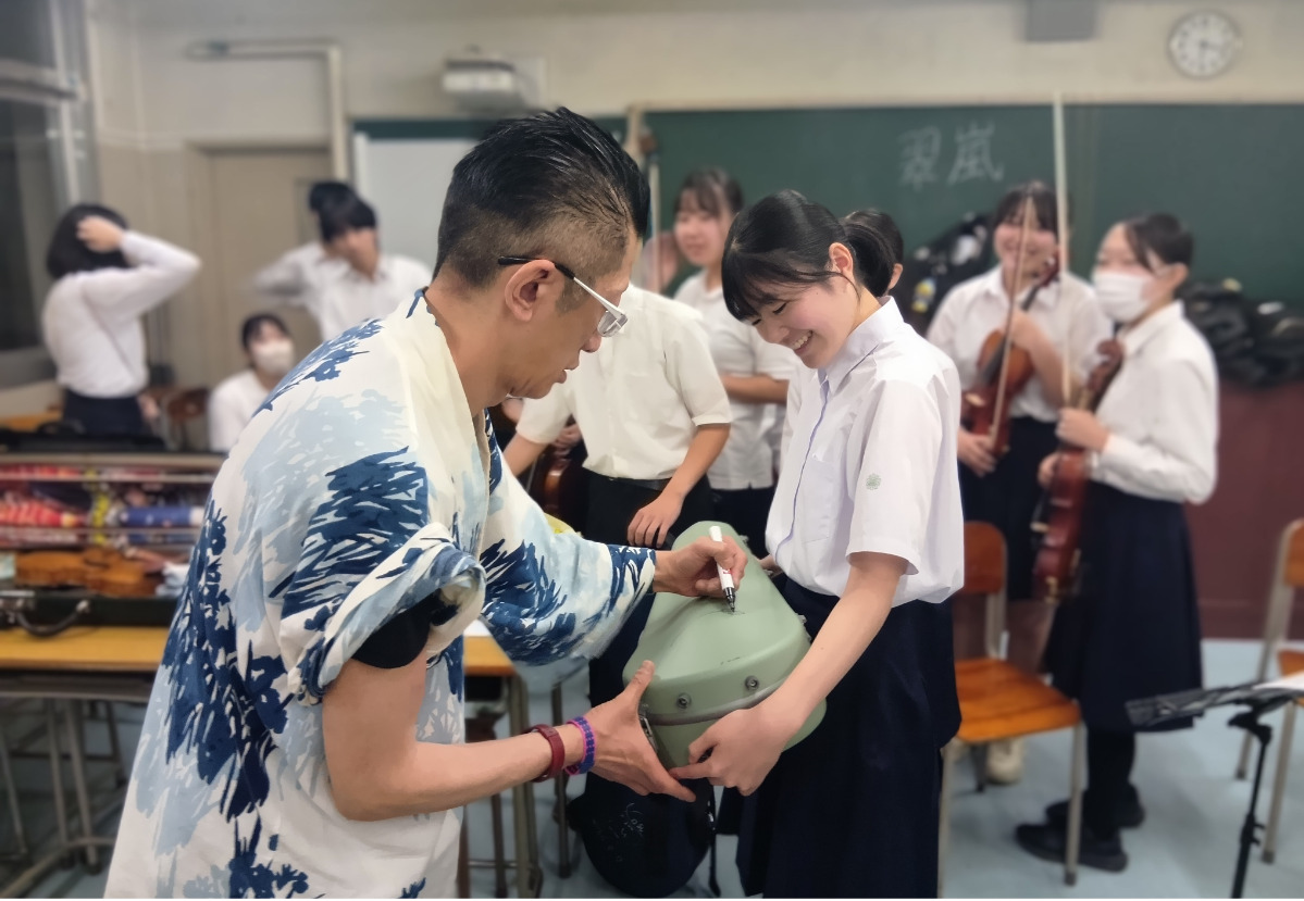 石田さんに直筆サインを頼む生徒