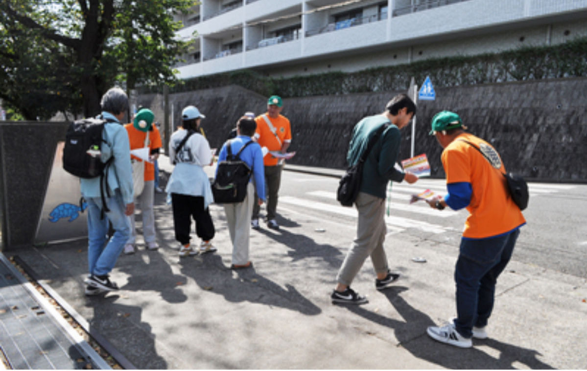 運動会で同校を訪れた保護者へチラシを配るメンバーたち