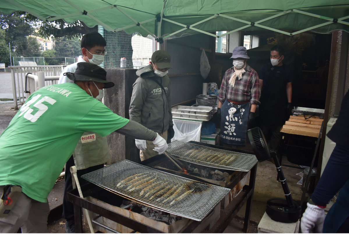 250尾のサンマを炭火で焼き上げた