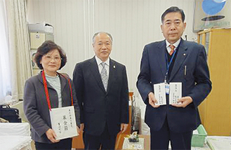 和田区長に浄財を手渡した同町会の持田和夫会長（中央）と総務・会計の河野悦子さん（左）