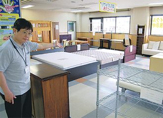 センターに並ぶリサイクル家具。左は柳澤修副センター長