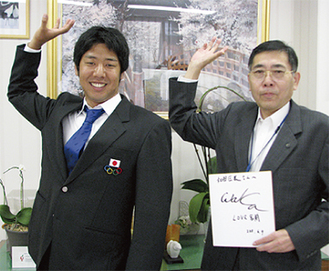 水球のポーズをとる若松選手（左）と和田区長