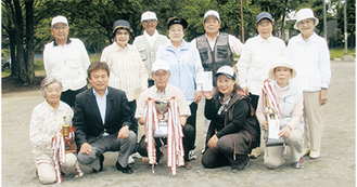 初山39会と持田会長（左から３番目）