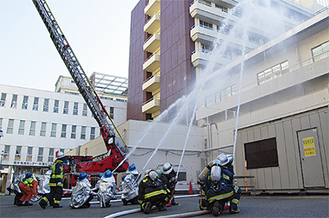 先月14日、聖マリアンナ医科大学病院で放水作業などを実施