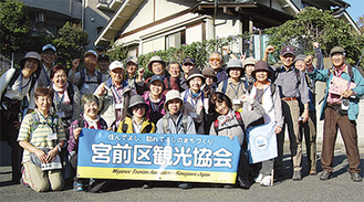 区内宮崎の庚申坂付近を通過した参加者（先月26日、撮影）