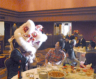 中華街で食事を楽しむ参加者