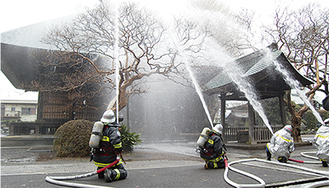 消火訓練を行う消防署員たち