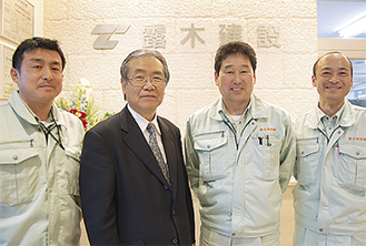露木社長（左から２番目）と同社施工担当者ら