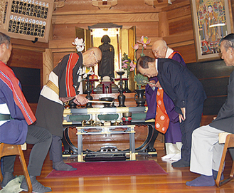 小泉一郎さん（右）から感謝状を贈呈された古式消防記念会の清須隆次会長（左）。