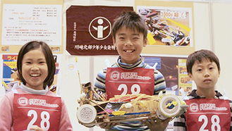 受賞を喜ぶ（左から）古田咲さん、宮本大地さん、村松勇吏さん
