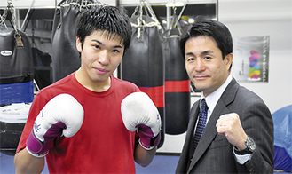 激しいトレーニングに汗を流す黒田選手（左）と新田会長（右）