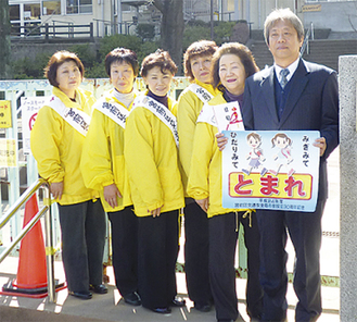 有馬小・中田校長にシートを手渡す益子会長（右から２番目）