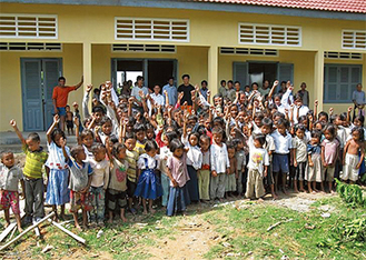 チャリティカットで09年に完成させたカンボジアの小学校