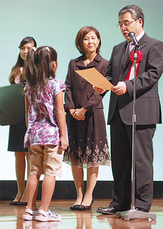 吉川副知事から表彰を受ける児童