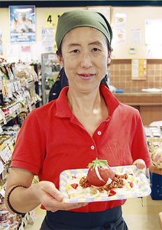 グランプリの「おだしトマトのせチリコンカーン風うどん」を手にする開発者の清水美和さん