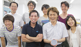 協同インターナショナルの三田正弘さん（前列右中央）と慶應大の田口准教授（前列左中央）
