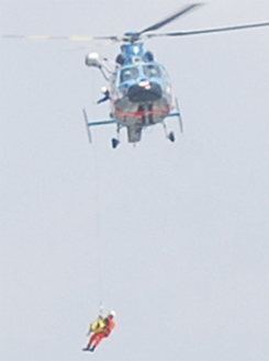 ヘリコプターで屋上から救出する訓練の様子