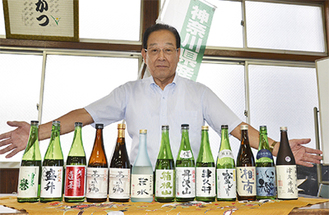 13種の県産酒をＰＲする織川さん