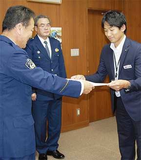 感謝状を受けとる山崎さん（右）と松井署長