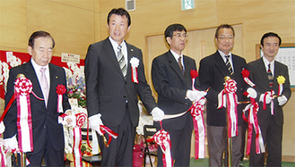 亀ヶ谷修代表（左から２番目）と石澤桂司区長（中央）