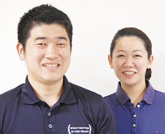 柔道整復師の萩原真尚さんと光子さんが笑顔で迎えてくれる