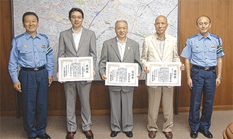 防犯カメラで犯人検挙に貢献した持田さん（中央）、猿橋さん（中央右）、望月さん（中央左）