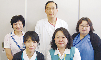 医療安全管理室の清水弘之室長（上段中心）と竜トシ子副部長（上段左）とスタッフら