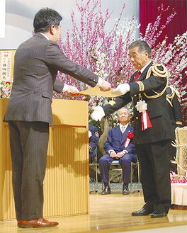 感謝状を受けとる吉田前団長（右）と福田市長