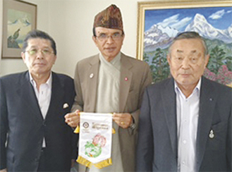右から佐藤理事、ネパール大使館担当者、長谷川幹事