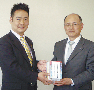 図書を手渡す井田会長（左）と齋藤町長