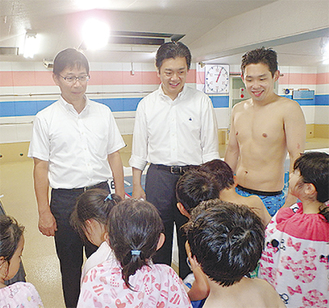 教室を終えた児童と話す市生涯学習部の小椋部長（左）。中央は小倉社長。
