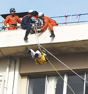 レンジャー部隊による屋上からの救助訓練の様子