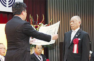 福田市長から表彰を受ける持田会長（右）