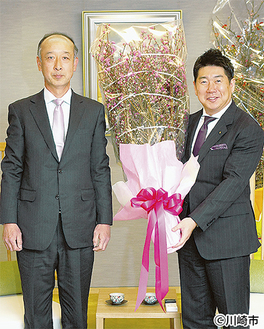 笑顔で花桃を手にする福田市長（右）と佐々木支部長