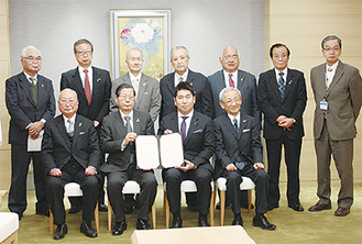 協定を結んだ福田紀彦市長（下段右から２人目）と市保護司会協議会メンバー