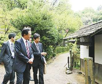 日本民家園を視察する黒岩知事