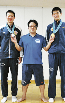 ともに１８０cmを超える長身の伊東選手（右）と川根選手（左）。小池コーチを囲んで