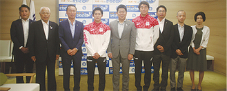 福田市長（中央）を挟んで左に荒井選手、右に飯田選手と関係者ら