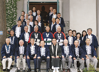 小泉会長（前列左から4番目）を囲むメンバー