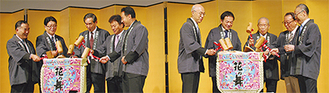 鏡割りをする石崎会長（右から3番目）、浜田社長（左から3番目）と関係者ら