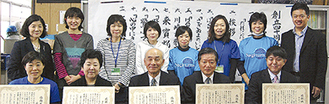前列左から小川さん、神野さん、恒川さん、河野さん、日野さん、後列左から三ッ木校長、厠倶楽部メンバー6人、小倉実行委員長