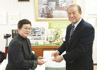 寄付金を手渡す島崎代表（右）と太田副会長