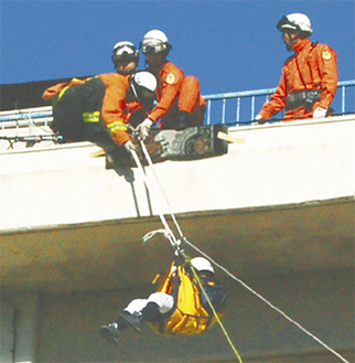 高度救助隊による人命救助訓練