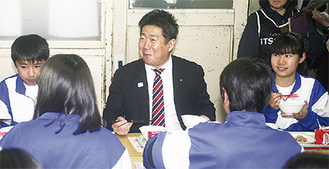 生徒たちと談笑しながら食べる福田市長