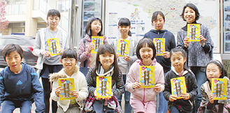 中田さん（後列右）と取材に参加した子どもたち